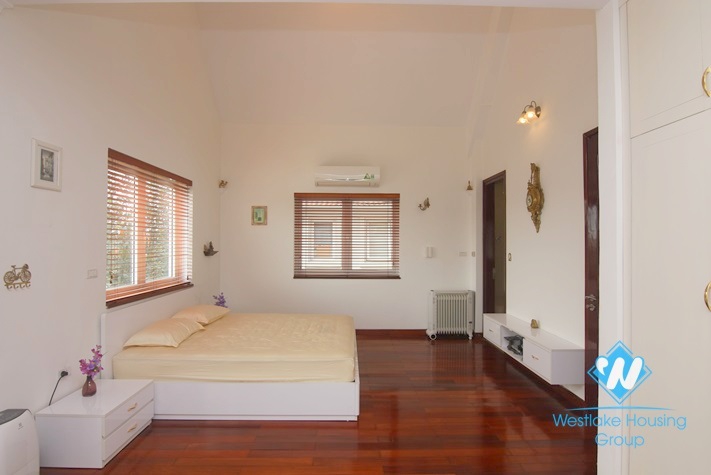 Hanoi furnished 4 bedrooms villa for let in Vinhomes Riverside with river view